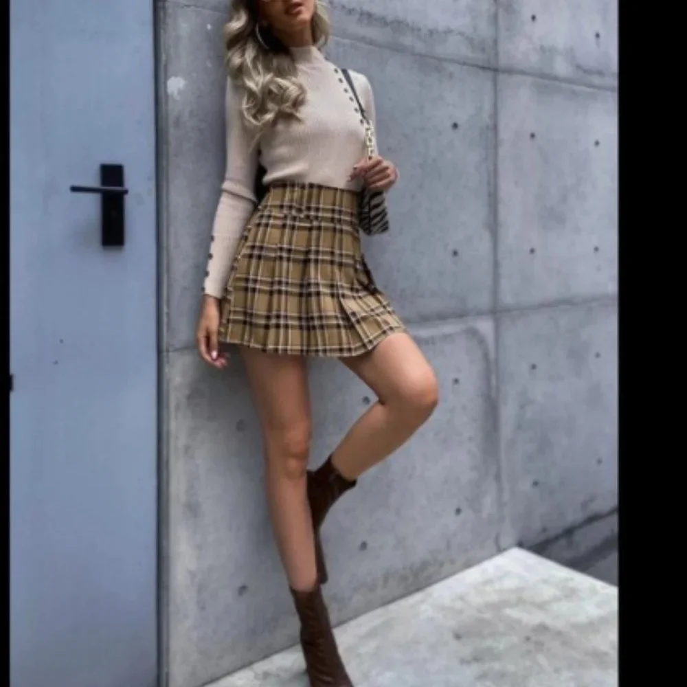 Plaid Pleated Hem High Waisted Skirt - Picture 4 of 4
